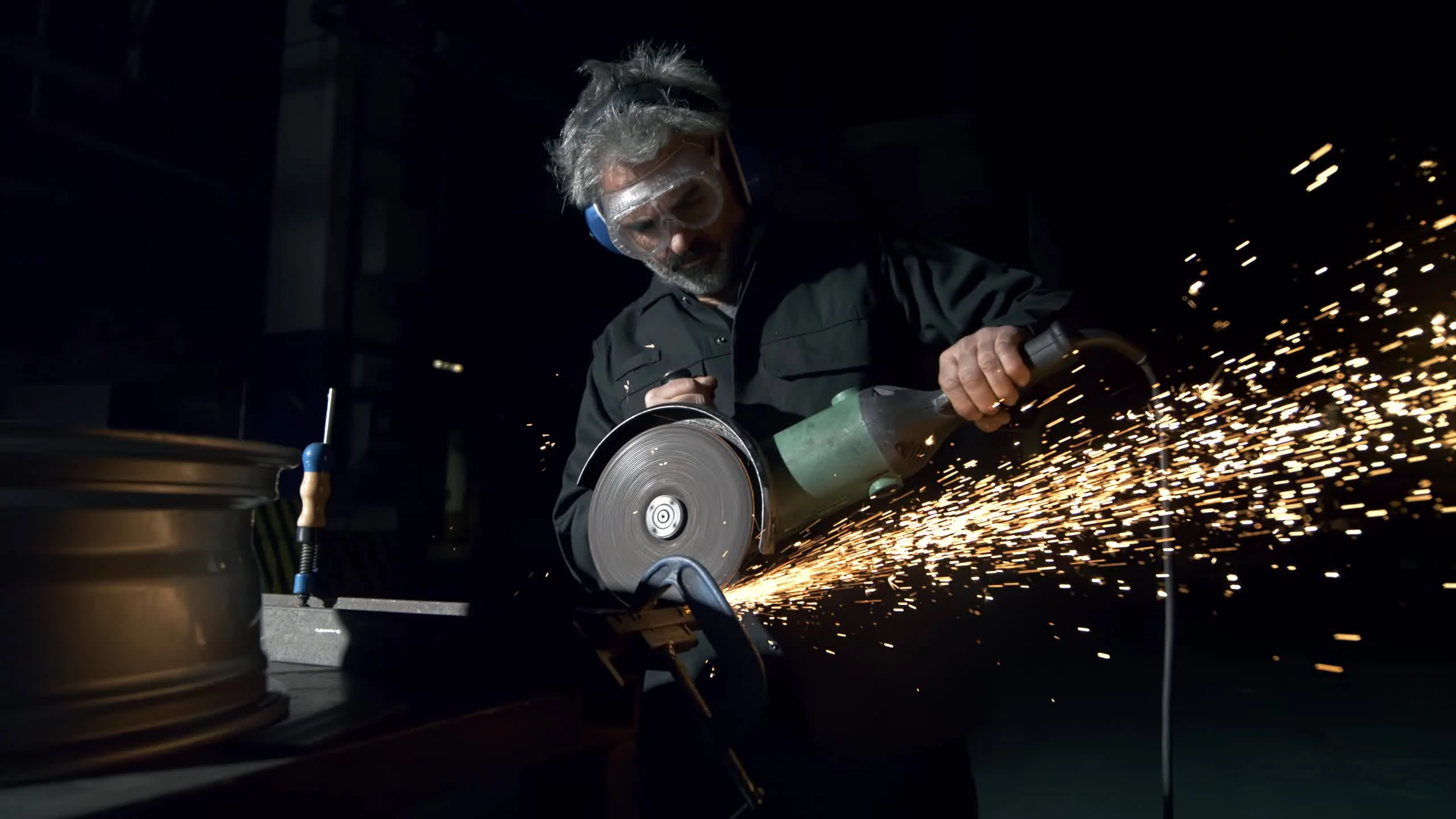 Travail du métal à la disqueuse